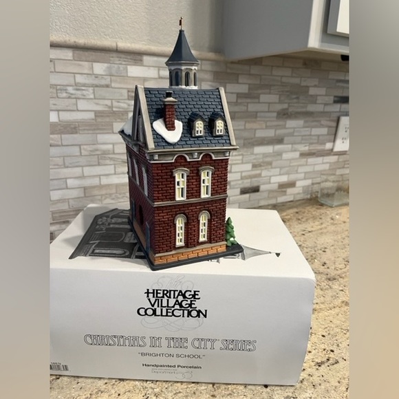 Heritage Village Collection Christmas in the City - Picture 5 of 5